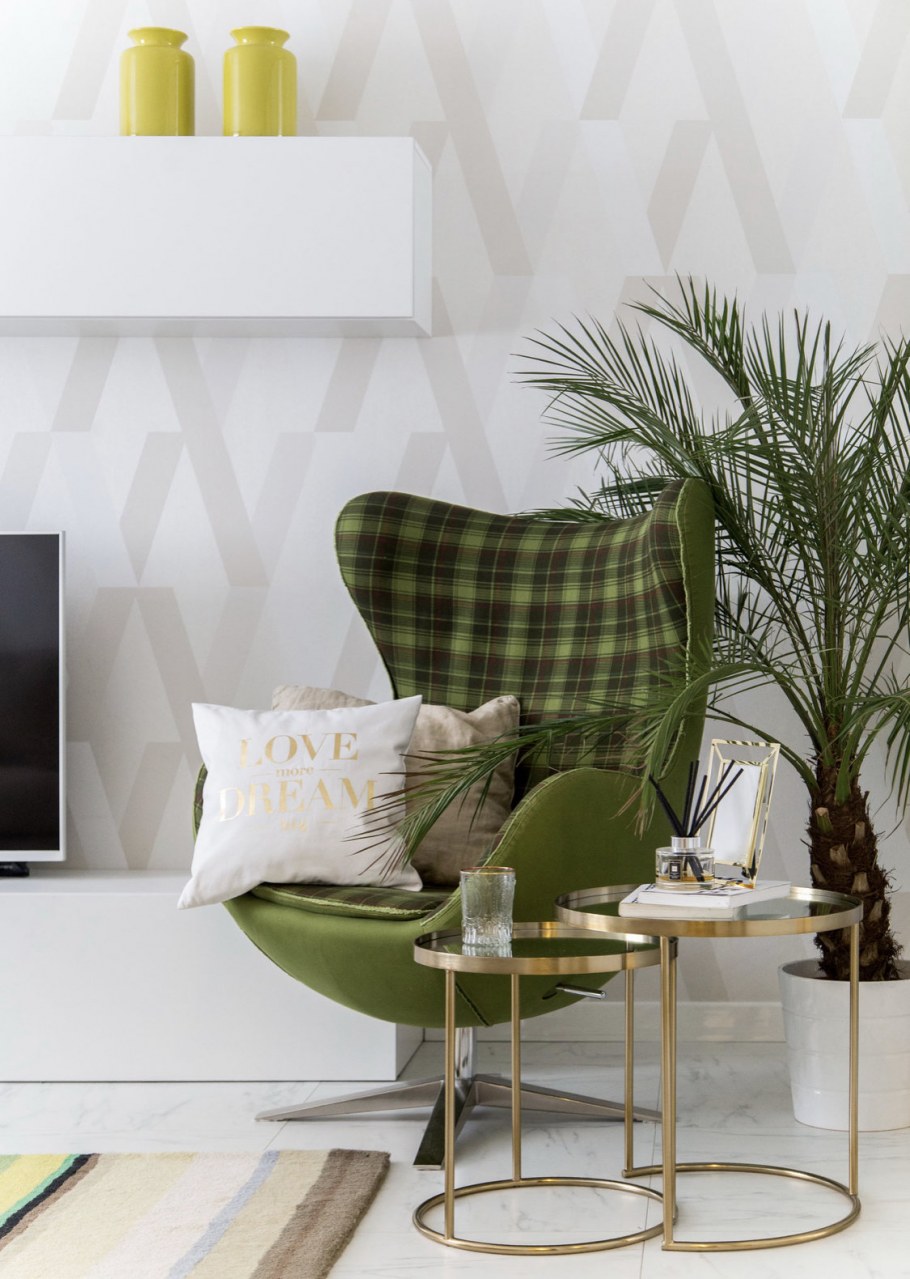 Гостиная с зеленым диваном