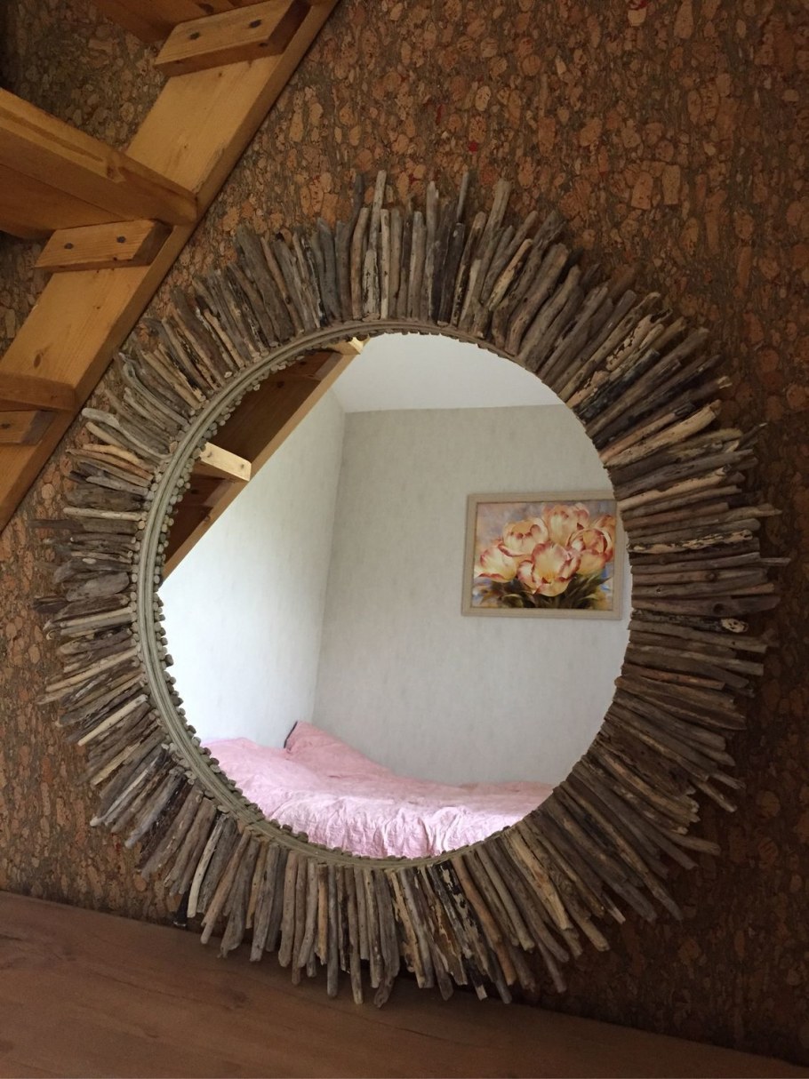 Зеркало в раме из дерева