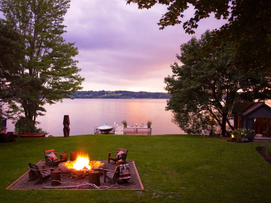 Уютный домик на берегу озера