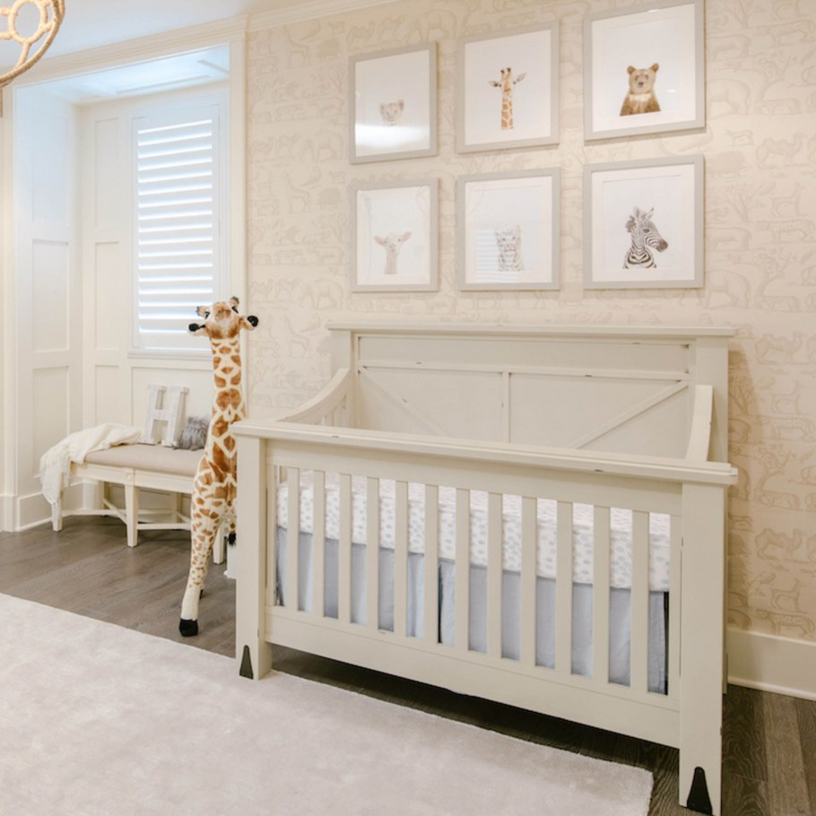 Детская комната с белыми стенами