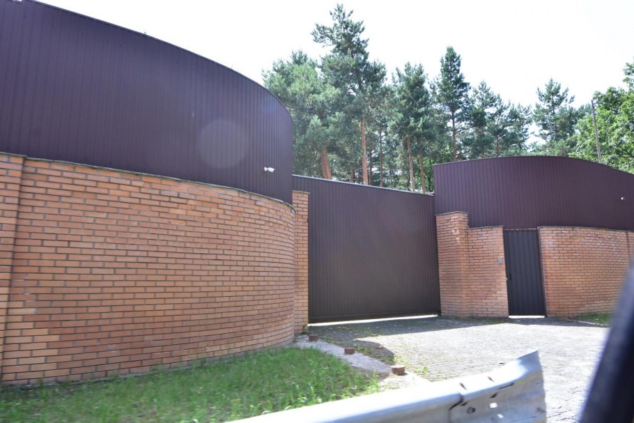 Высокий забор