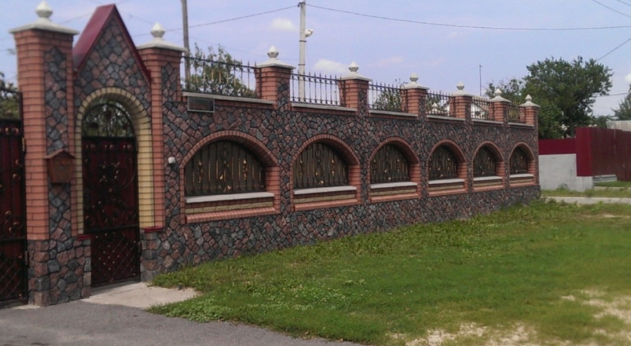 Красивый высокий забор из кирпича