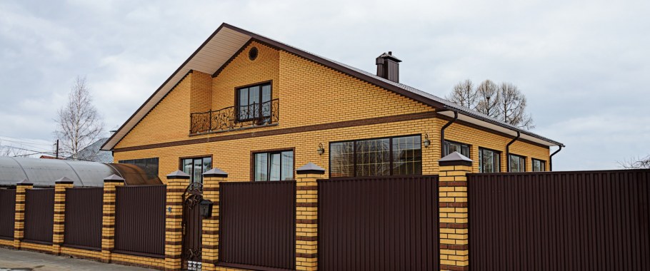 Забор из желтого кирпича и профнастила