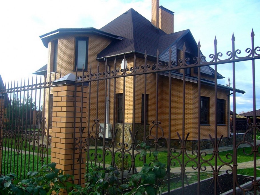 Кирпичный дом с красивым забором
