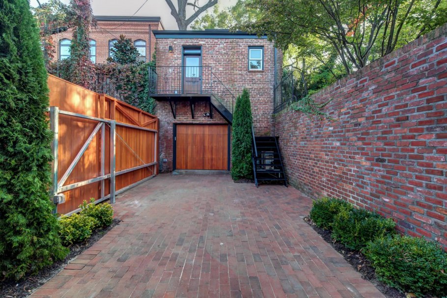 Кирпичный забор со двора