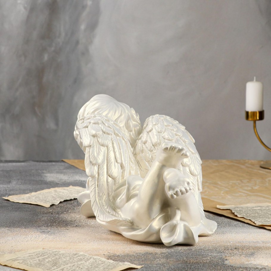 Фигурка ангела лежащего