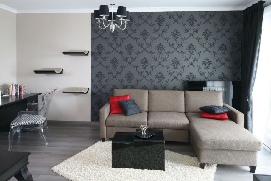 Контрастные обои в гостиной