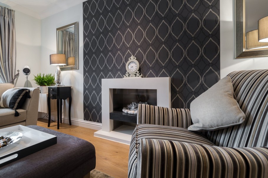 Контрастные обои в гостиной
