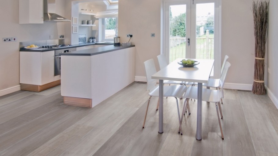 Белая глянцевая кухня