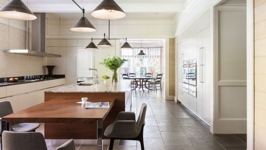 Кухня белый глянец и дерево