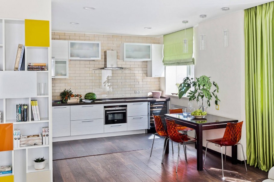 Интерьер кухни со светлым столом