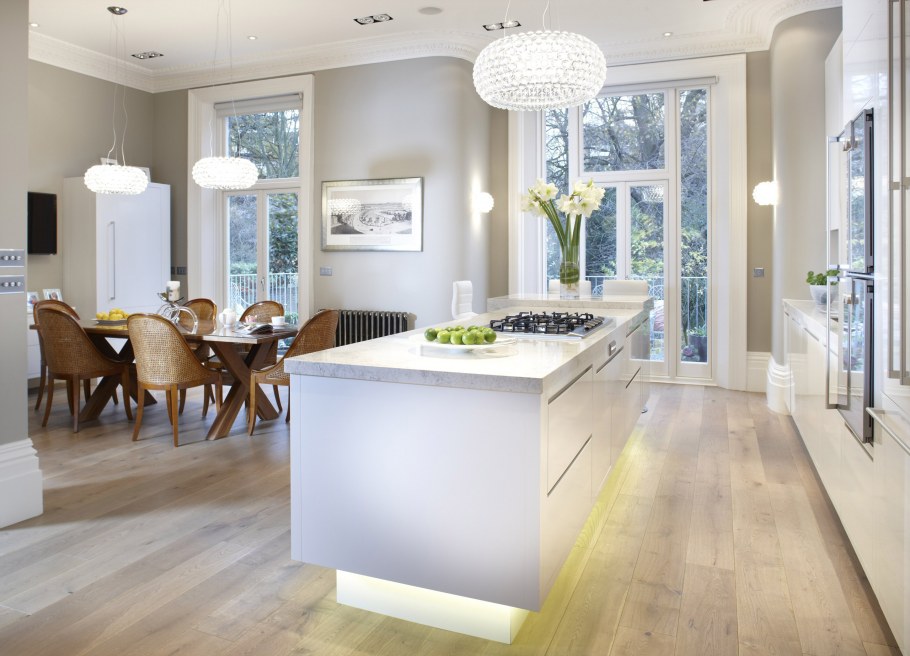 Ламинированные полы частный дом с белой кухней