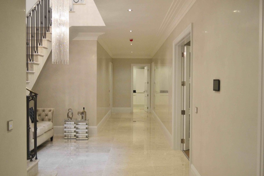 Декоративная штукатурка коридор в светлых тонах