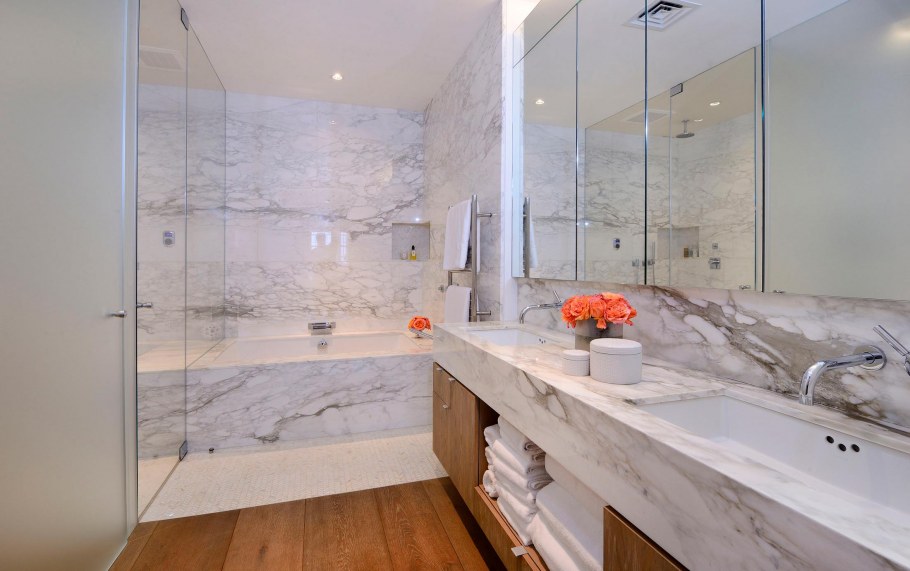 Мрамор и дерево в ванной комнате