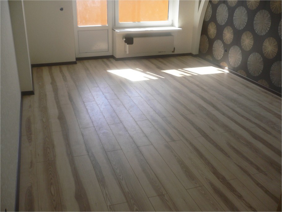 Ламинат вдоль комнаты