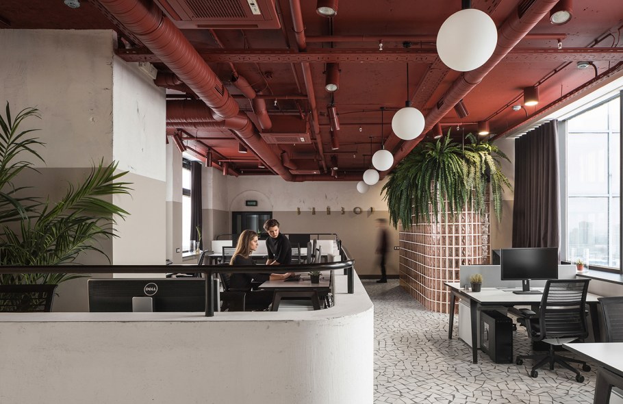 Потолок с коммуникациями в интерьере