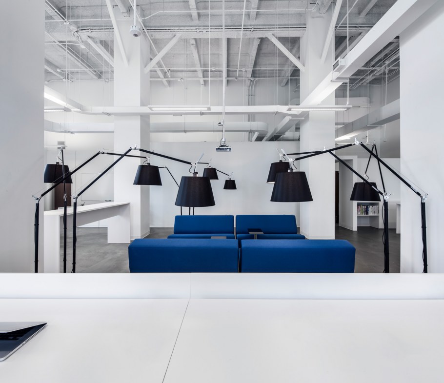 Потолок с открытыми коммуникациями