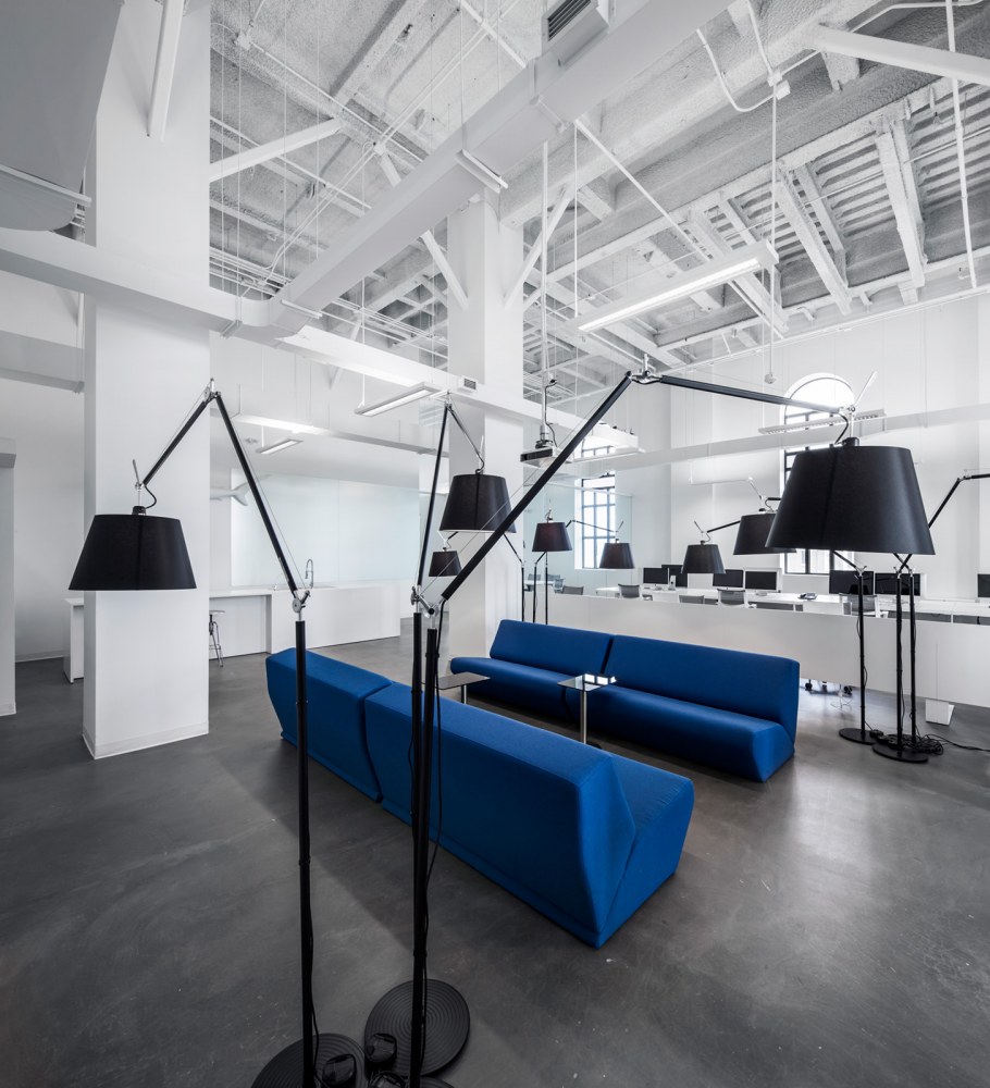 Серый потолок в офисе