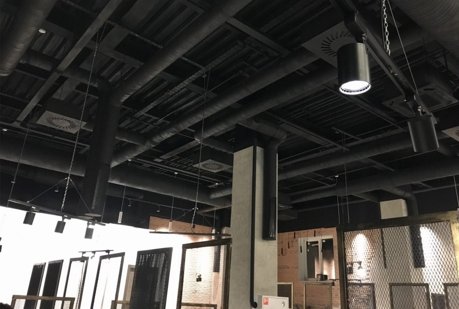 Черный потолок с вентиляцией