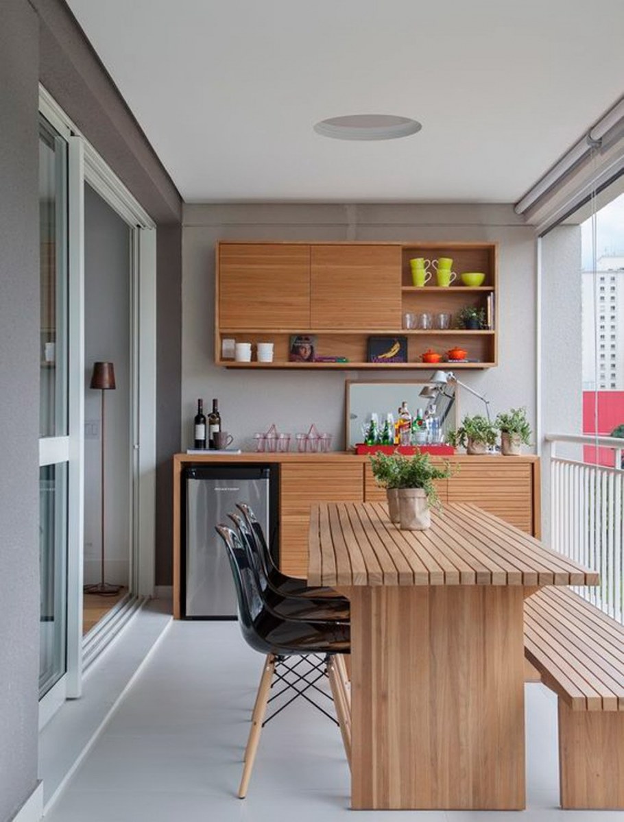 Обеденная зона на балконе