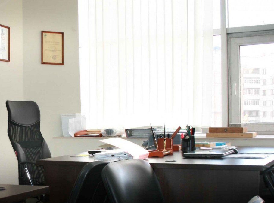 Офис в черно белой гамме