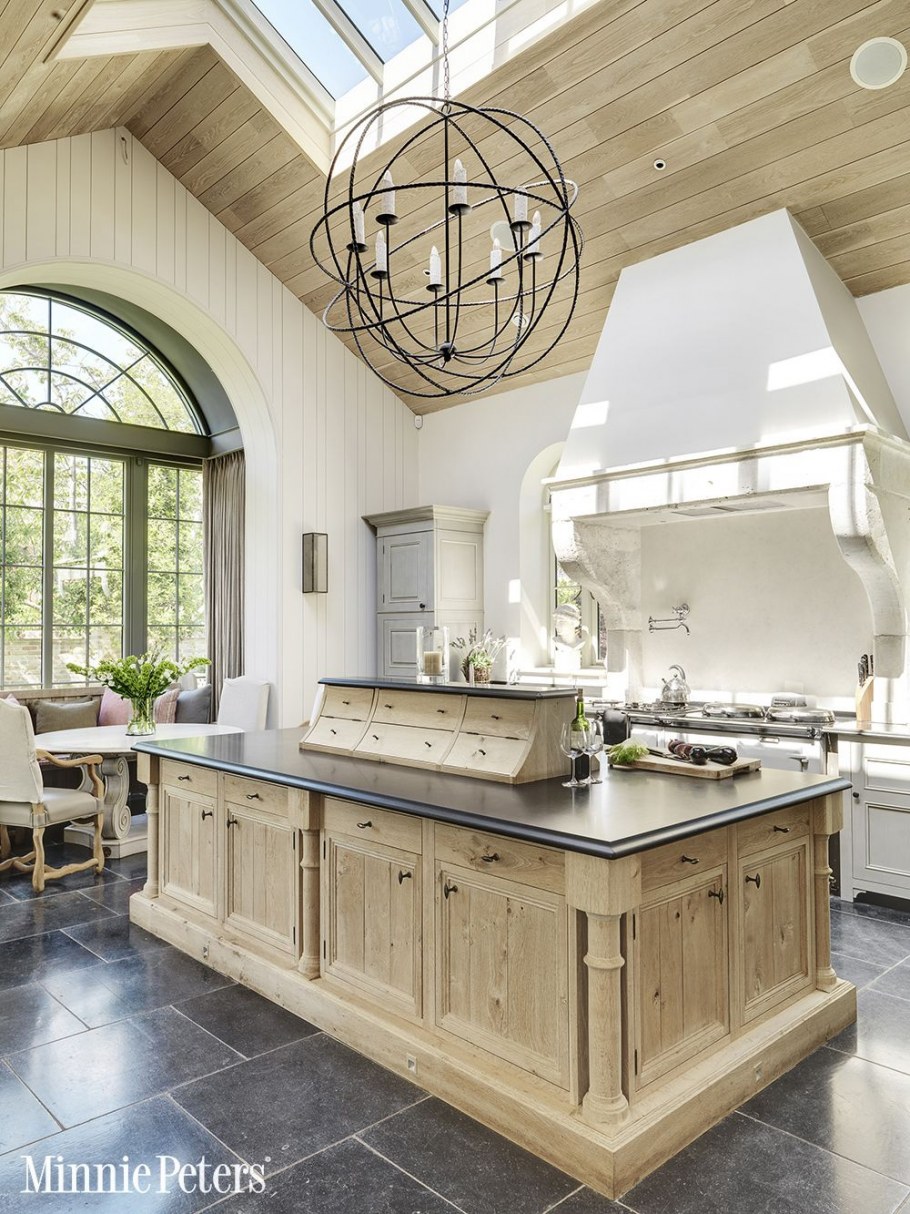 Бежевая деревянная кухня