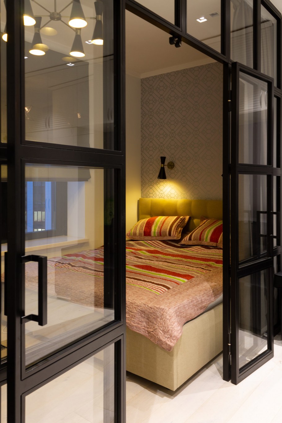 Спальня со стеклянной перегородкой лофт