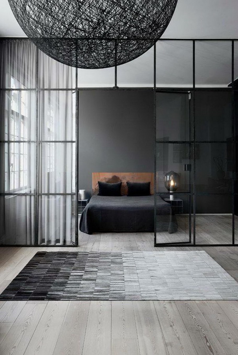 Черная стеклянная перегородка