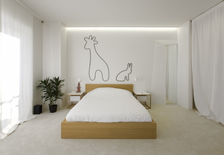 Спальня с белыми стенами