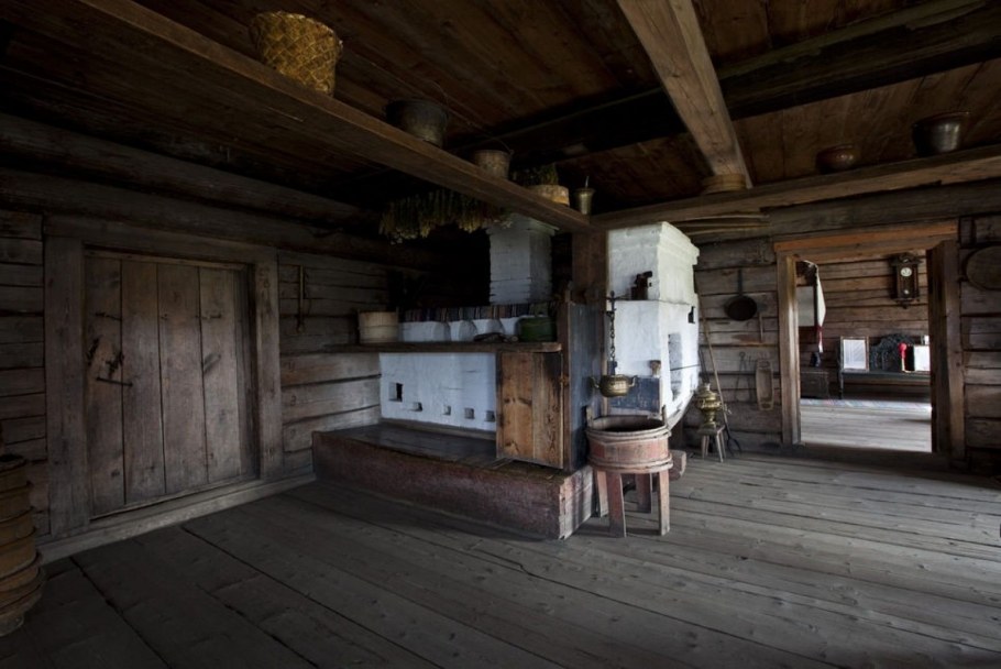 Русская изба в деревне внутри