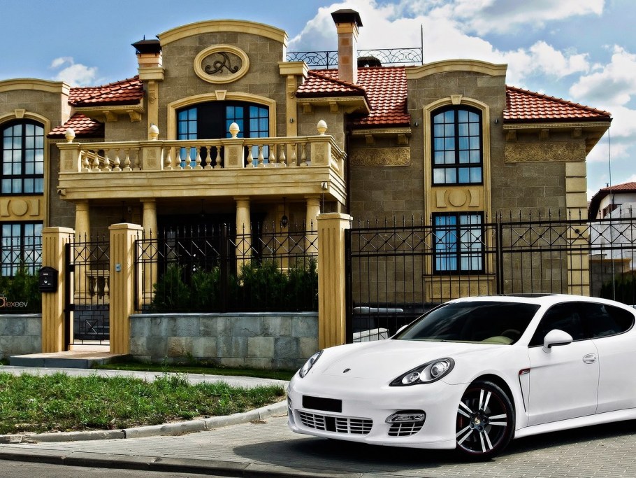 Порше Кайен у особняка