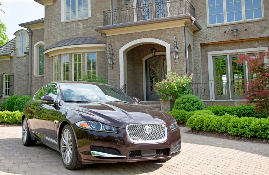 Машина у дома