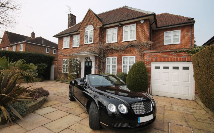 Машина перед домом