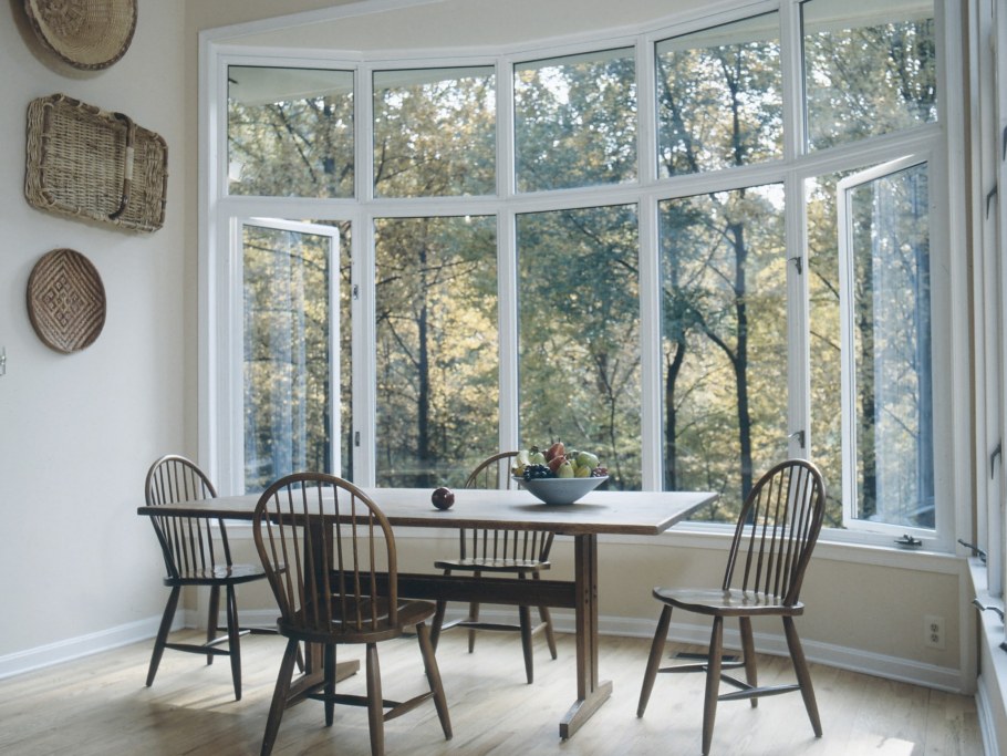 Подоконник диван в гостиной