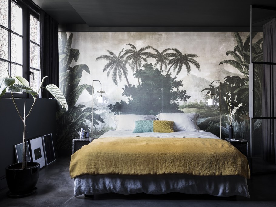 Тропические обои в спальне кровать
