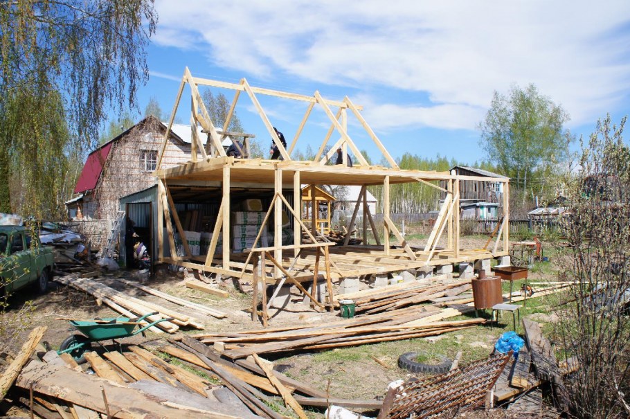 Стройка домика на даче