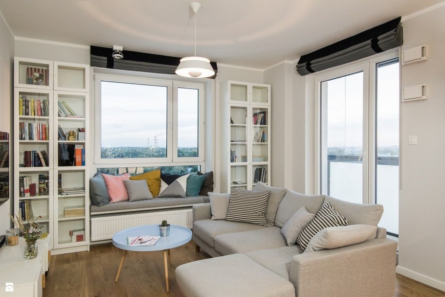 Гостиная с диваном у окна