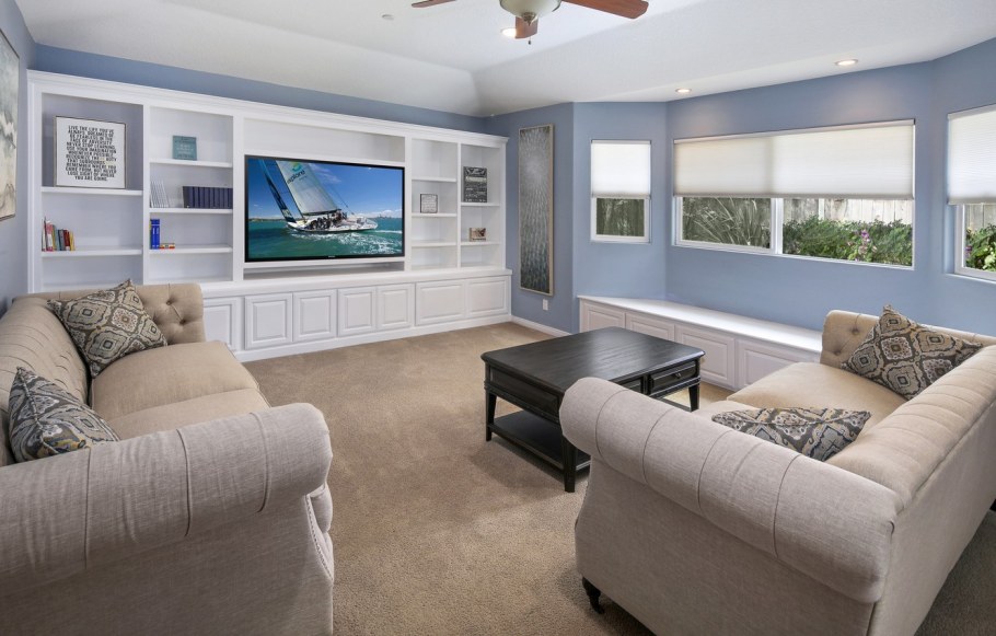 Гостиная с узкими окнами