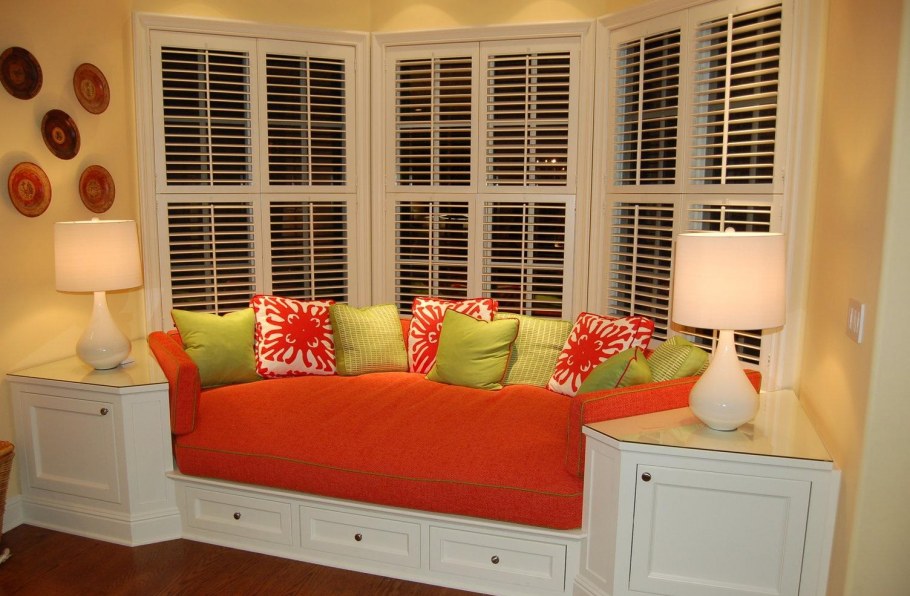 Интерьеры гостиной с эркерными окнами