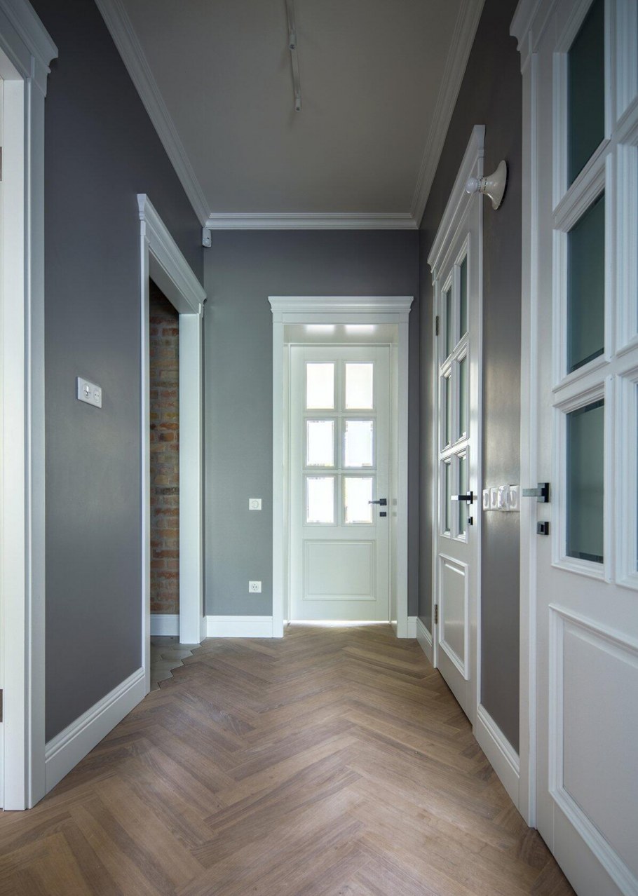 Серые стены в интерьере фойе