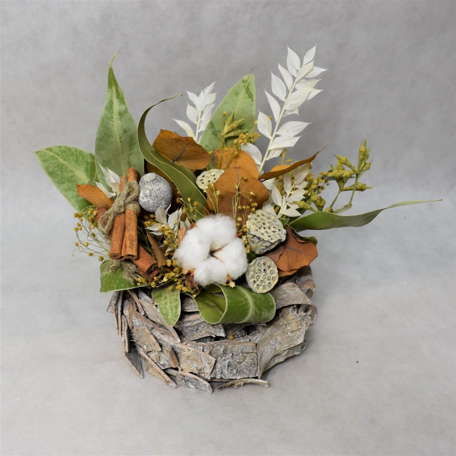 Композиция из сухоцветов в вазе