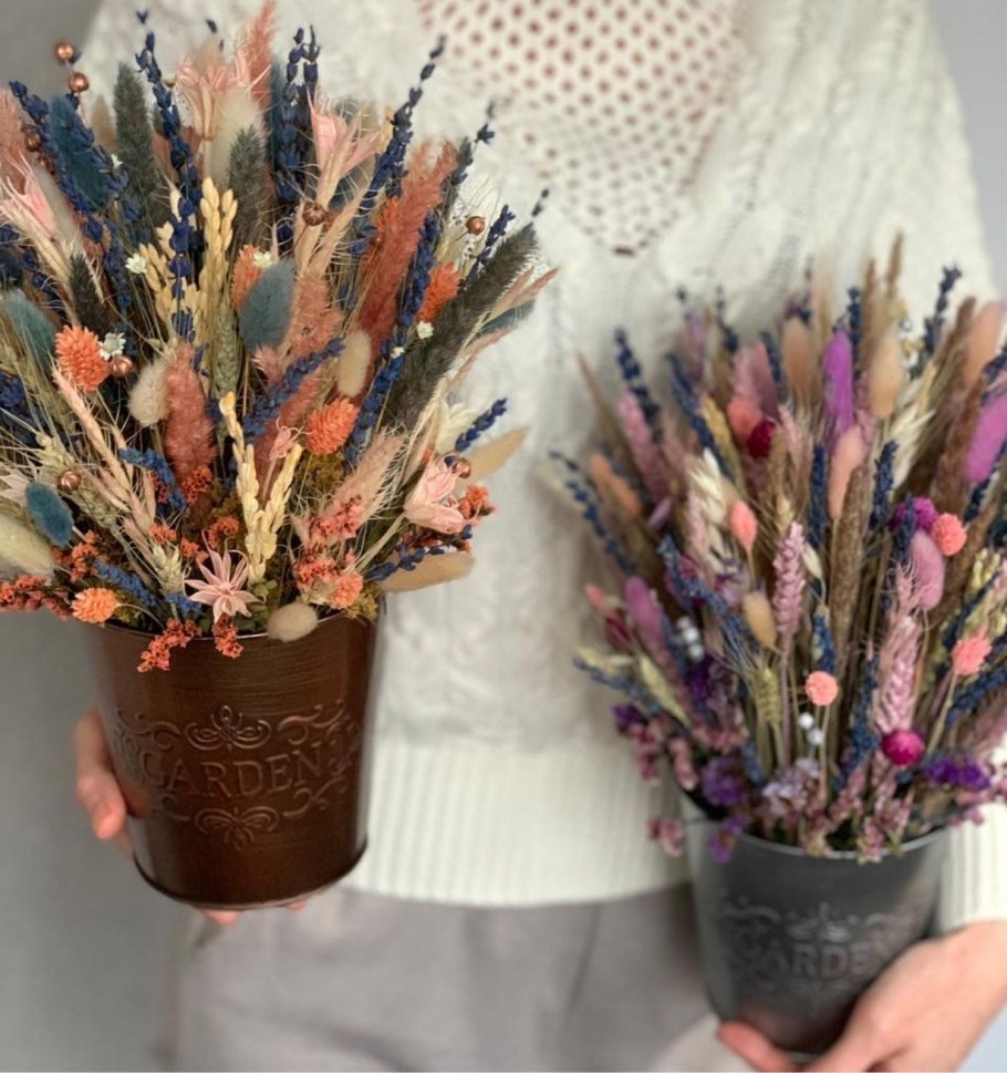 Композиция из сухоцветов в вазе