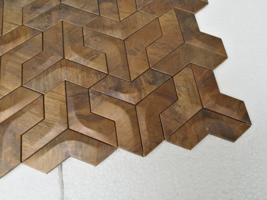 Плитки выложенные с латунными вставками