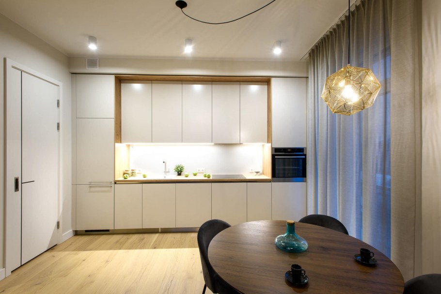 Кухня со шкафами до потолка