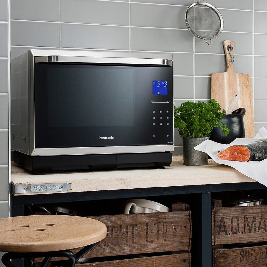 Микроволновка на кухне