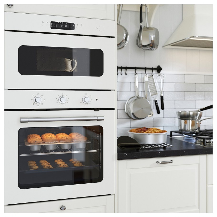 Микроволновка на кухне