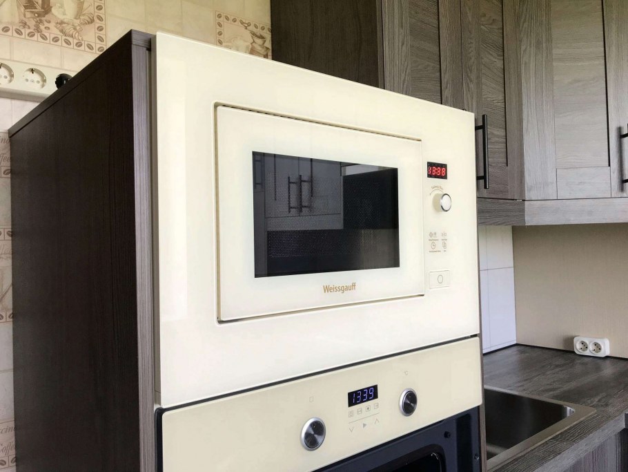 Микроволновка на кухне