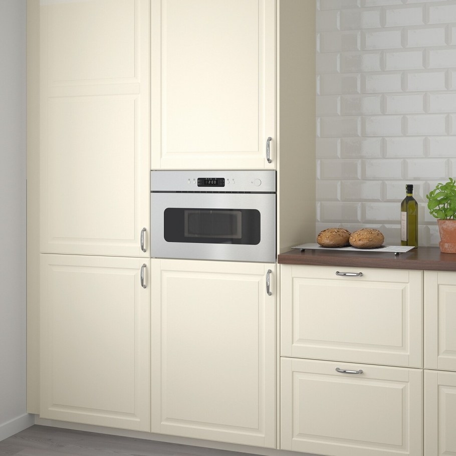 Встраиваемая микроволновая печь в кухне