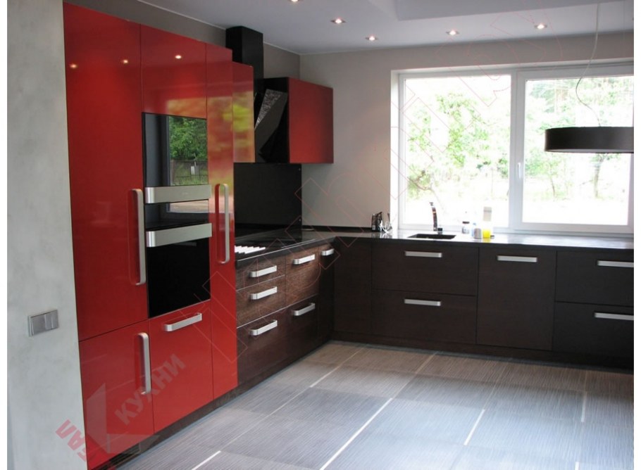 Черный холодильник в интерьере кухни