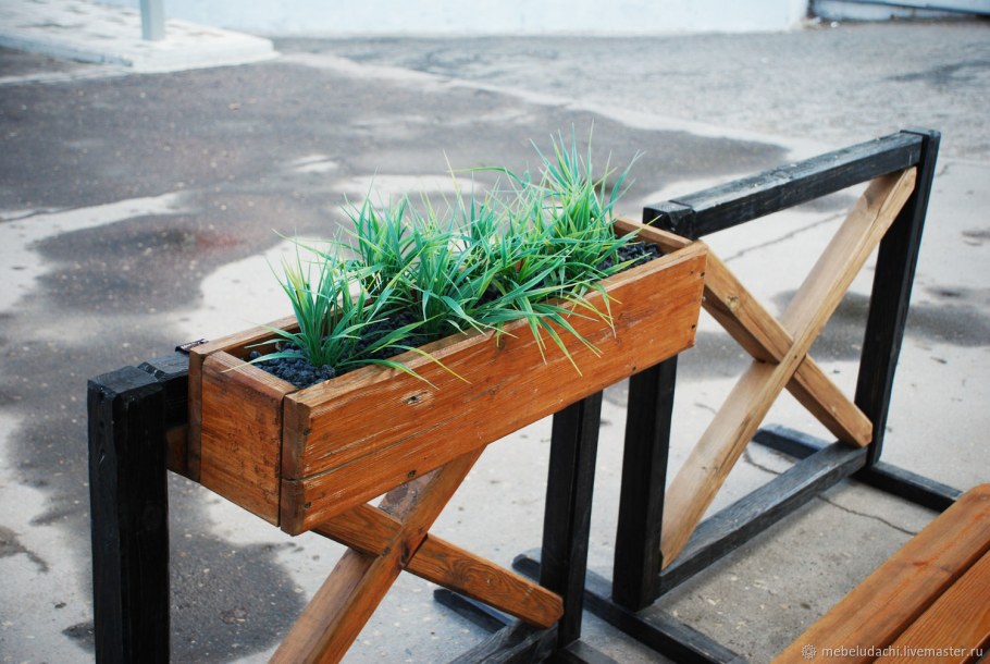 Деревянный забор с кашпо